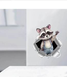 Détail du sticker mural 3D raton laveur montrant l'animal en salopette brisant le mur blanc