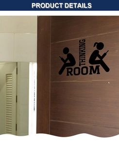 Détail du sticker Thinking Room sur porte en bois foncé pour décoration de bain