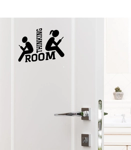 Détail du sticker mural Thinking Room en vinyle créatif sur une porte blanche