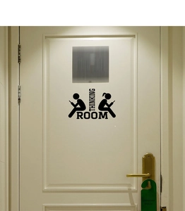 Vue détaillée de l'autocollant Thinking Room noir avec silhouettes sur une porte en bois