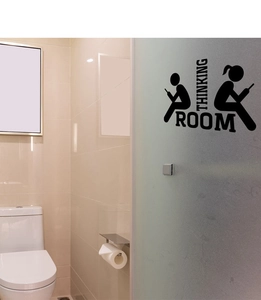 Détail du sticker mural Thinking Room sur une porte de salle de bain en verre dépoli