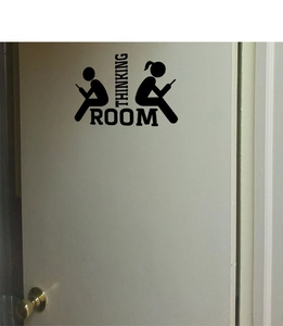 Détail du sticker mural Thinking Room en PVC noir posé sur une porte de salle de bain