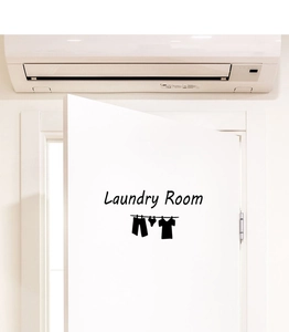 Detail eines schwarzen Laundry Room Türaufklebers mit Wäscheleine-Silhouette auf Holz