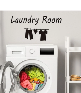 Detailansicht von Wandtattoo Laundry Room mit Wäscheklammer und Kleidung auf einer weißen Wand