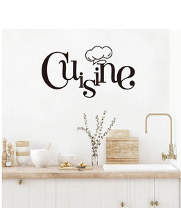 Dettaglio dell'adesivo murale Cuisine con cappello da chef su parete bianca da cucina