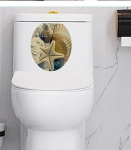 Détail des autocollants d'étoiles de mer et de coquillages sur un réservoir de WC blanc