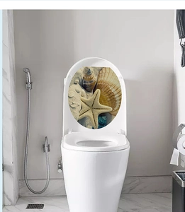 Détail macro de stickers 3D d'étoile de mer et coquillages sur abattant de WC