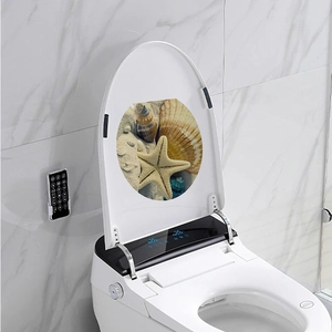 Abattant WC intelligent avec décor d'étoile de mer et écran LED sur mur en marbre
