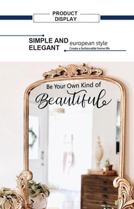 Détail du sticker mural Be Your Own Kind of Beautiful sur un miroir doré élégant
