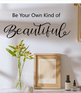 Détail du sticker mural Be Your Own Kind of Beautiful avec polices artistiques