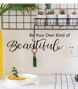 Détail de l'autocollant Be Your Own Kind of Beautiful dans un décor de chambre élégant