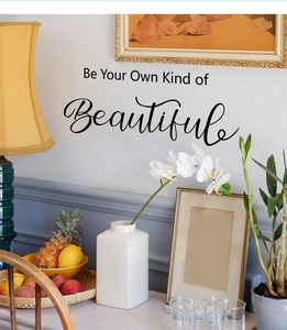 Détail du sticker mural Be Your Own Kind of Beautiful dans une chambre chaleureuse