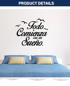 Nahaufnahme der Möwen-Silhouetten und spanisches Wandtattoo in einer gemütlichen Schlafzimmer-Deko