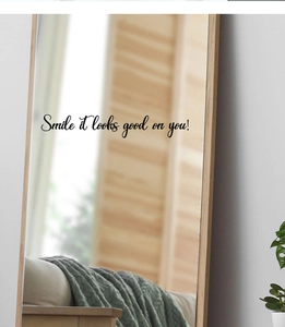 Vue détaillée du sticker mural Smile it looks good on you appliqué sur un miroir