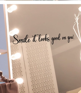 Détail du sticker Smile it looks good on you sur un miroir de courtoisie chic