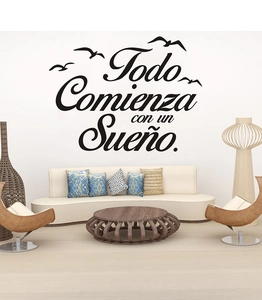 Detailansicht Wandtattoo Todo Comienza con un Sueño mit Vögeln über einem modernen Sofa