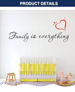 Sticker mural Family is everything avec cœur rouge dans une chambre de bébé cosy