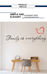 Détail du sticker mural Family is everything avec cœur rouge dans un bureau à domicile