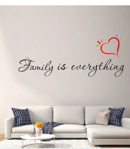 Décoration murale de salon moderne avec texte 'Family is everything' et détail cœur