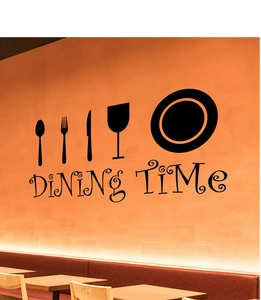 Detailaufnahme von Dining Time Wandtattoo mit Besteck-Symbolen auf orangefarbener Wand