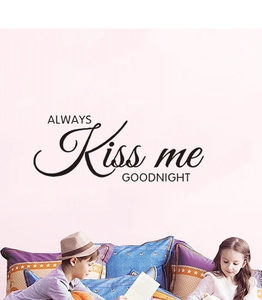Adesivo murale camera con scritta 'Always Kiss Me Goodnight' in elegante nero opaco