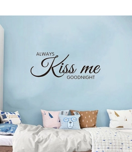 Dettaglio dell'adesivo murale ALWAYS Kiss me GOODNIGHT sopra il letto in camera da letto