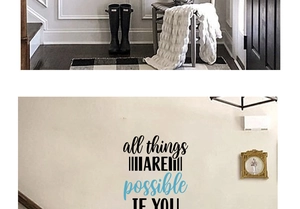 Détail de l'autocollant mural inspirant avec typographie bleue et noire sur le mur