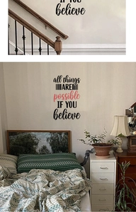 Détail du sticker mural inspirant avec citation créative All things are possible