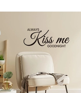 Dettaglio dell'adesivo murale nero Always Kiss Me Goodnight in un set da camera