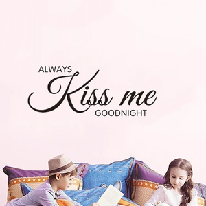 Adesivo murale Kiss Me Goodnight nero per decorazione camera da letto sopra letto