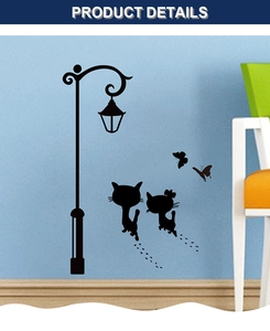 Detalle de las siluetas de gatos negros y farola vintage sobre superficie de pared azul