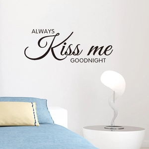 Adesivo murale creativo in vinile con citazione ALWAYS Kiss me GOODNIGHT sopra il letto