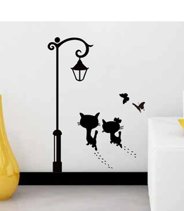 Detalle de vinilo decorativo de gato negro y farola vintage en un entorno de salón moderno
