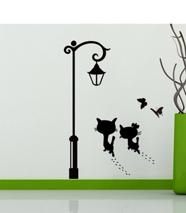 Detalle de pegatinas de pared de gatos negros y farola en una decoración de pared