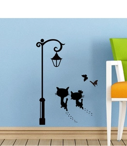 Detalle de vinilos decorativos de siluetas de gatos negros con farola vintage y mariposas