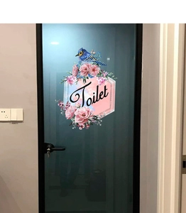 Détail d'un autocollant de toilette aquarelle fleurs et oiseau sur porte vitrée