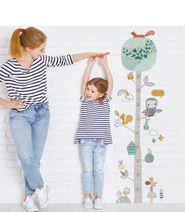Sticker mural détaillé avec arbre de croissance et animaux mignons pour chambre d'enfant
