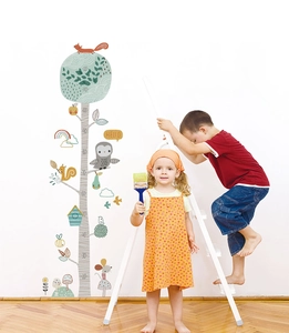 Vue détaillée du sticker mural règle de croissance avec arbres et animaux de forêt