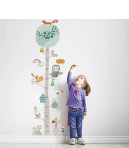 Sticker mural de croissance détaillé avec arbre de dessin animé, animaux et échelle de taille