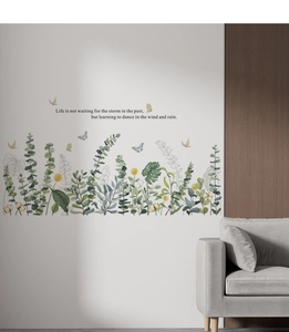 Detail von Eukalyptusblättern und Schmetterling-Wandtattoos in einem modernen Wohnzimmer