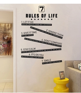 Dettaglio dell'adesivo da parete 7 Rules of Life in un soggiorno moderno minimalista