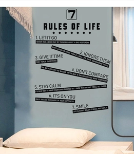 Dettaglio dell'adesivo murale 7 Rules of Life in un ambiente camera da letto