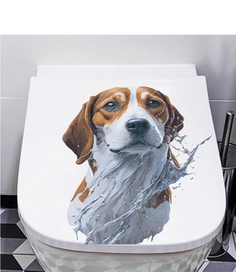 Détail d'un autocollant de chien Beagle étanche sur un abattant de WC blanc brillant