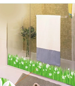 Detail von grünen Gras- und weißen Lilien-Wandstickern auf Glas-Badezimmertüren