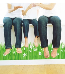 Detailansicht der Wandtattoo mit grünem Gras und weißen Blumen in einer Wohnumgebung
