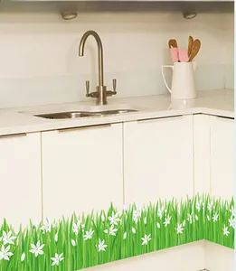 Selbstklebender Wandsticker mit grüner Wiese und weißen Blumen für die Fußleiste