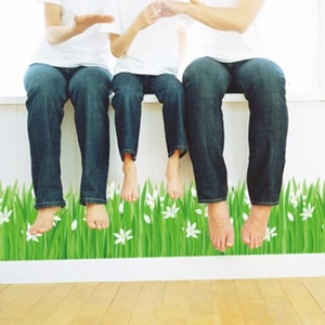 Wandaufkleber mit grünem Gras und weißen Blumen für Badezimmer- oder Küchenleisten