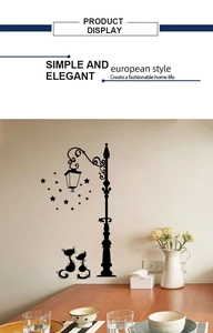 Détail de stickers muraux lampadaire et chat noir dans un décor de maison confortable