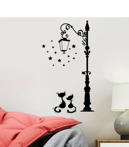Détail d'un autocollant mural chat noir et lampadaire vintage dans une chambre