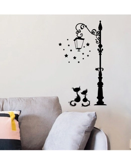 Détail du sticker mural avec deux chats noirs sous un lampadaire et des étoiles
